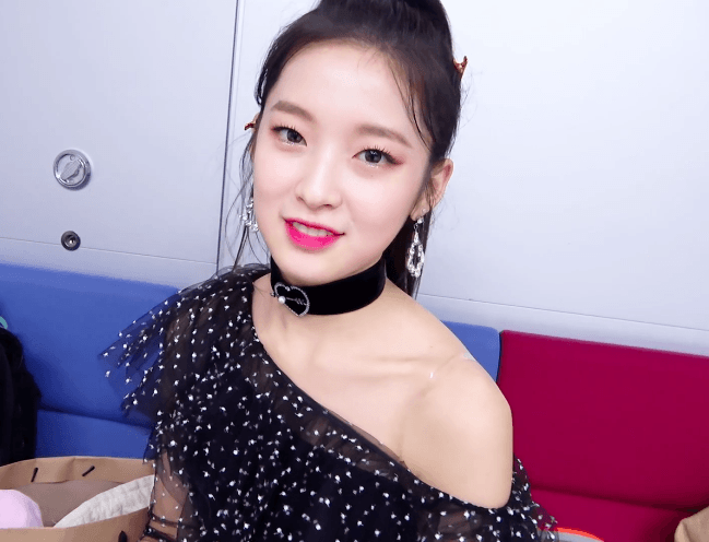 카메라에 끼부리는 오마이걸 아린이.gif | 인스티즈