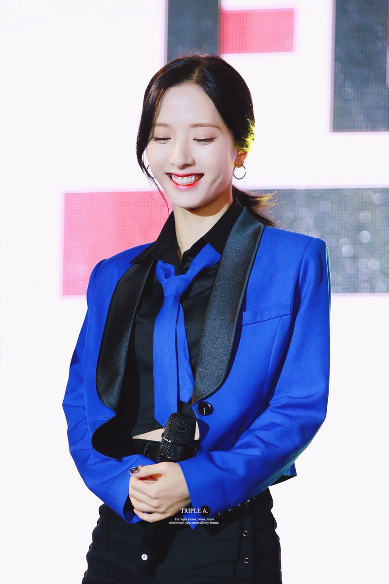 어깨노출하는 우주소녀 보나 ㄷㄷㄷ.gif | 인스티즈