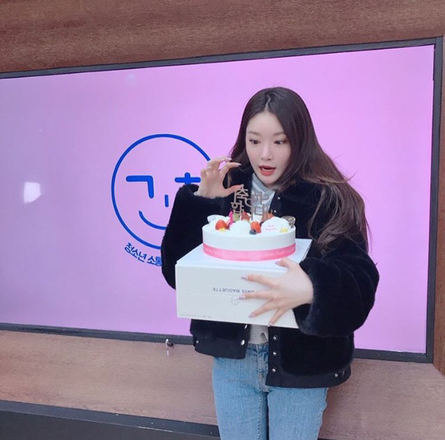 라디오 진행하는 청하.jpg | 인스티즈