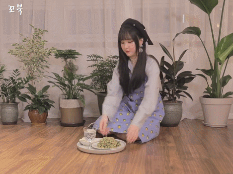 말없이 만두만 빚고 있는 여차친구 은하.gif | 인스티즈