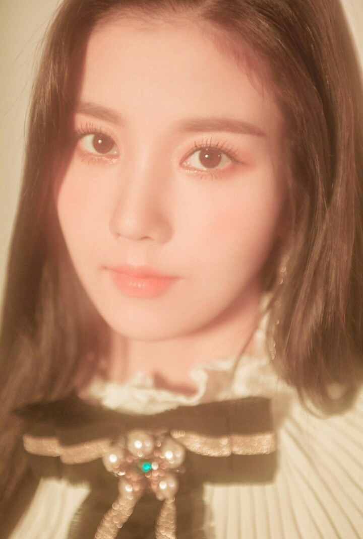아이즈원 비쥬얼이 돋보이는 장미 컨셉 사진들 | 인스티즈