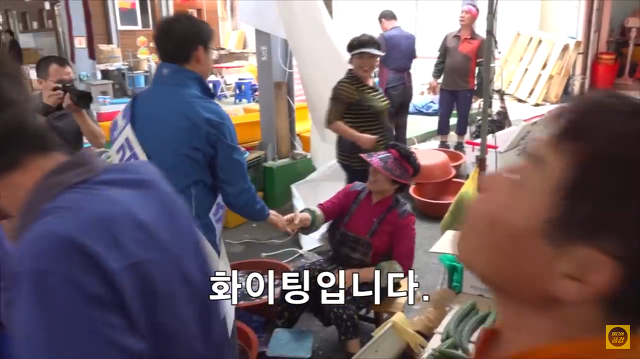 경남에서 아이돌급 인기를 자랑하는 김경수ㅋㅋㅋㅋㅋ.jpgif | 인스티즈