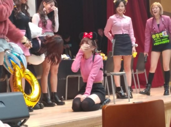모모 다리 사이에서 떨어지는 의문의 물체.gif | 인스티즈