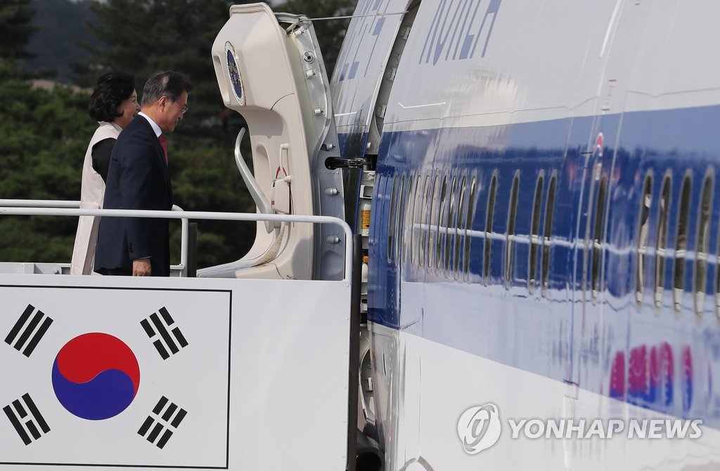 미국으로 출국한 문재인 대통령과 김정숙 여사 | 인스티즈