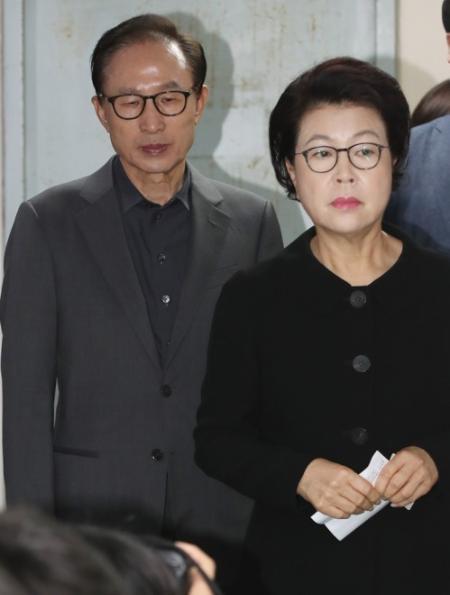18대와 19대 대선 투표하는 MB의 표정변화.jpg | 인스티즈