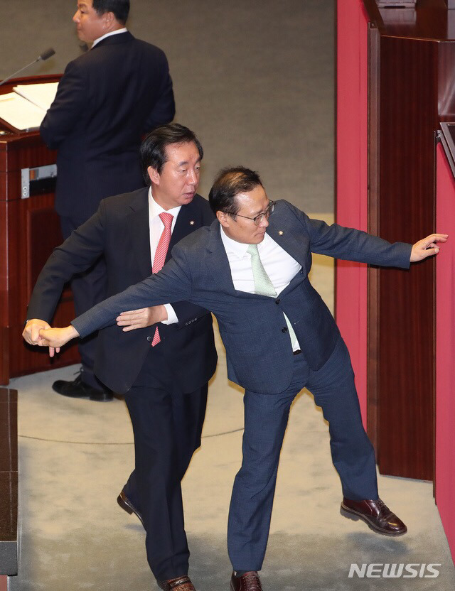 홍영표 민주당 원내대표 잡아끄는 김성태.jpg | 인스티즈