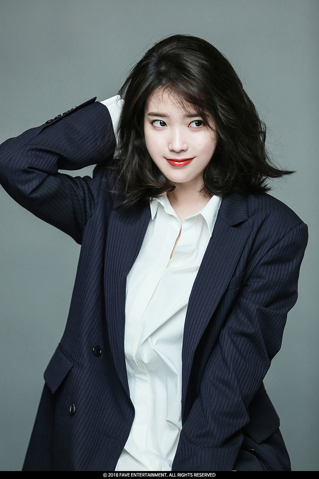 2018 아이유 시즌그리팅 공식 사진.jpg | 인스티즈