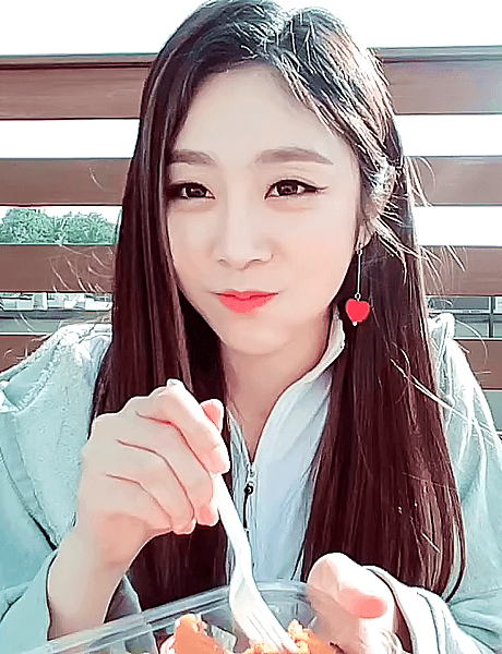 블랙보리 먹방하는 지수.gif | 인스티즈