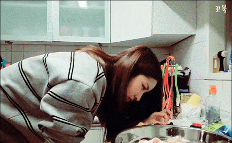 양념병이랑 싸우는 여자친구 소원.gif | 인스티즈