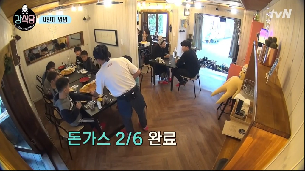[강식당] 씨름하는 초딩 후배들 보고 신나서 점심값 18만원 내준 강호동.jpg | 인스티즈