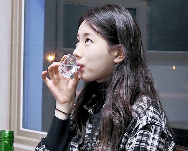 소주 마시는 수지 | 인스티즈