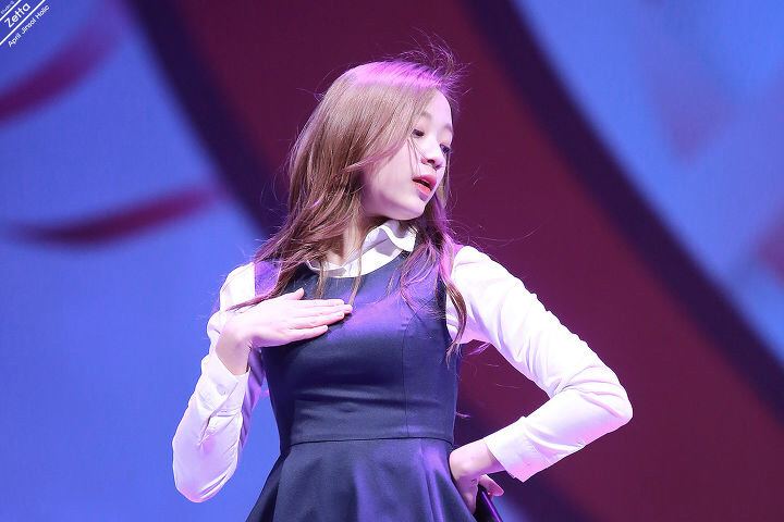 [에이프릴] 아침부터 꽤나 추운 것 같아서 진솔이 | 인스티즈