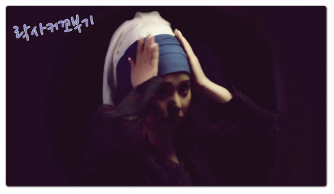 여자친구 엄지 찍는데 뒤에서 시선강탈하는 은하 신비.gif | 인스티즈