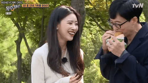 잘먹는 유재석 보고 아주 귀여워죽는 러블리즈 미주.gif | 인스티즈