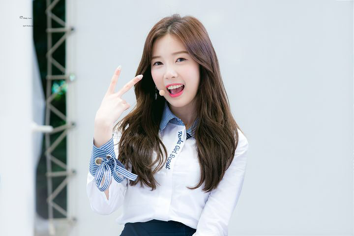 [에이프릴] 일 하다가 잠깐 쉬는 시간이 되서 채경이 | 인스티즈