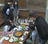 조민기 옆으로 가서 앉는 남학생들.gif | 인스티즈
