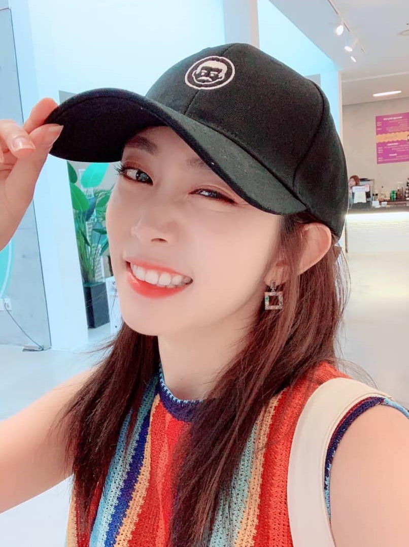 휴가 받아서 퀸 전시회 관람한 러블리즈의 락매니아 서지수.jpg | 인스티즈