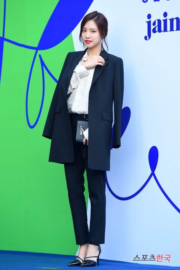 [에이핑크] 다시봐도 수트핏 정말 좋은 손나은.jpg.gif | 인스티즈