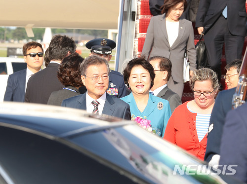 미국 워싱턴 도착한 문재인 대통령 내외.jpg | 인스티즈