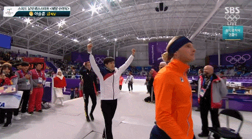 매스스타트 메달 수여식 이승훈 금메달.gif | 인스티즈