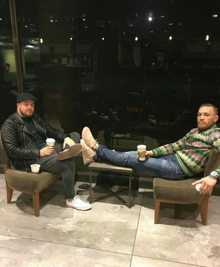 ?? : 오빠 저사람 테이블에 발올리잖아 뭐라고좀해봐 싫어 | 인스티즈