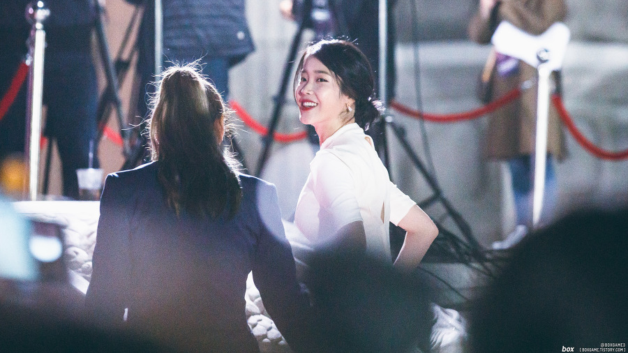 새하얀 드레스를 입은 새하얀 아이유.jpg | 인스티즈