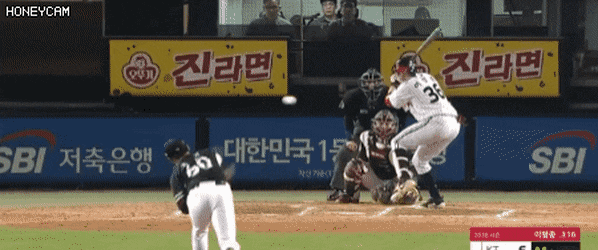 오늘자 LG 이형종의 빠던이 원래는 KT포수 노린거 아닌가 하는 말이 나오는 이유.gif | 인스티즈