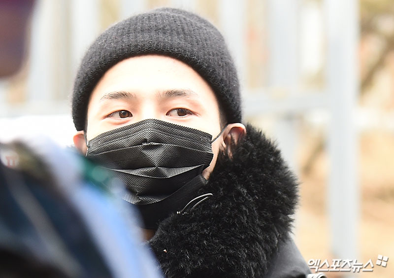 웃으면서 입대하는 지드래곤 모습.jpgif | 인스티즈