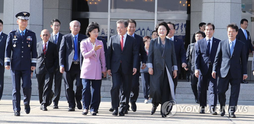 인도네시아로 출국한 문재인 대통령과 김정숙 여사 | 인스티즈